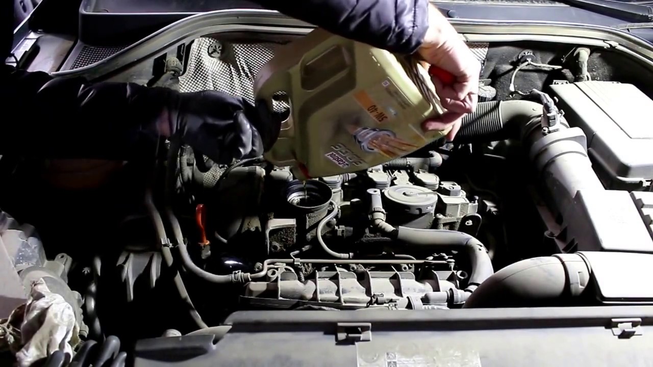 Volkswagen Tiguan Фольксваген Тигуан 2009 год  Замена масла и фильтров в двигателе