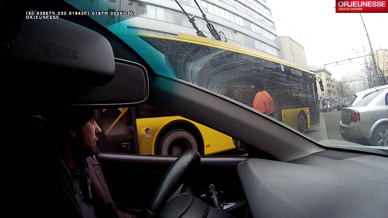 Парковщик Киев в форме Полиции