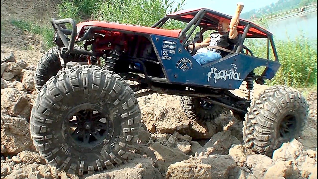 RC Trial Truck 4x4 OFF Road - Axial Wraith - Slow Motion