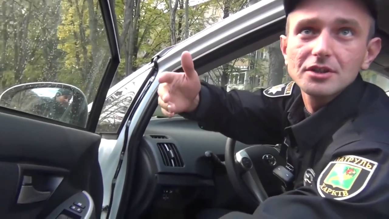 Полиция Харькова отпускает пьяных за бабки! Видео с патрульного авто!
